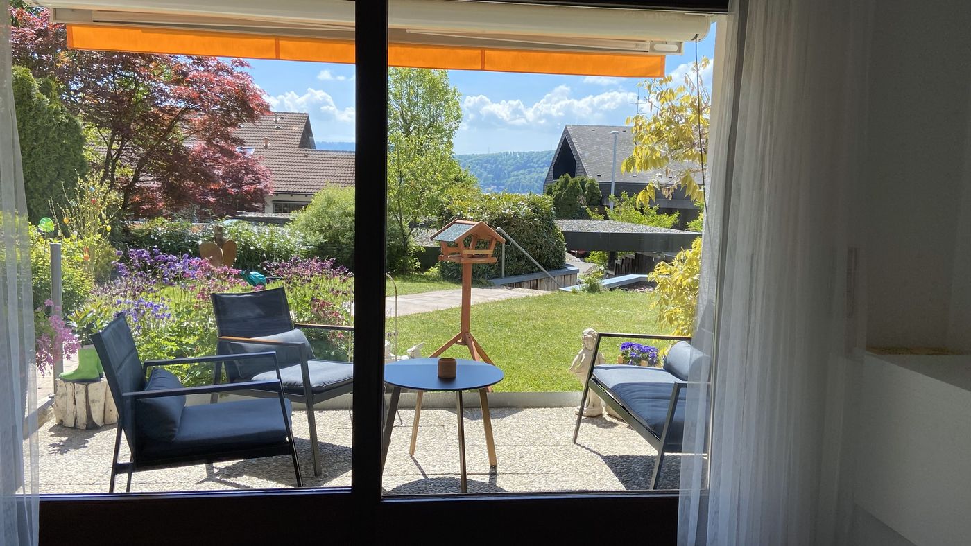 Vue depuis l'appartement de vacances par-dessus la terrasse et le jardin sur les collines du Hochrhein